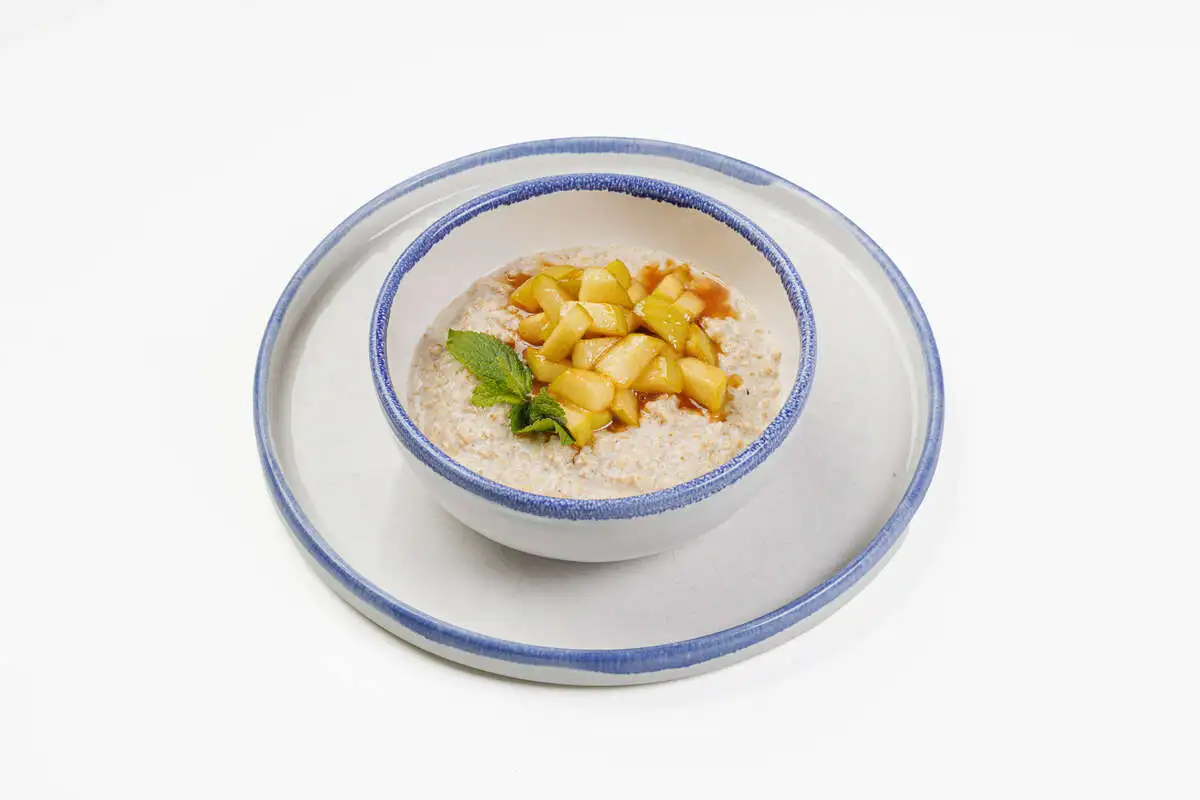 Каша овсяная с карамельными яблоками