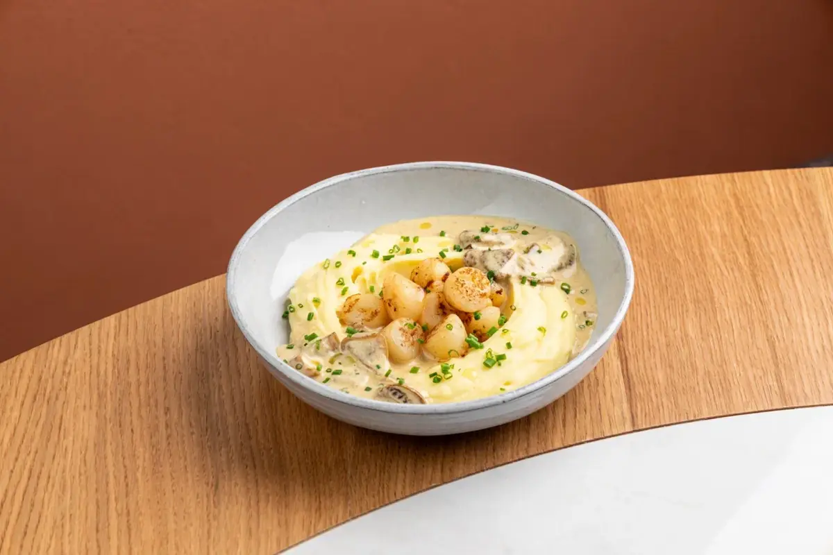 Гребешки, картофельное пюре, белые грибы