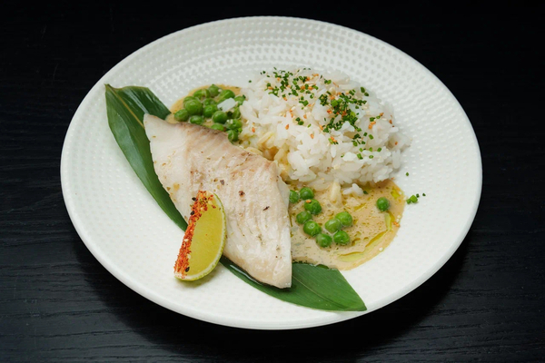 Морской окунь с рисом и сливочным соусом