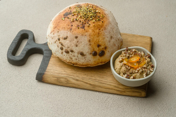 Паштет из куриной печени с маринованным кумкватом и питой 