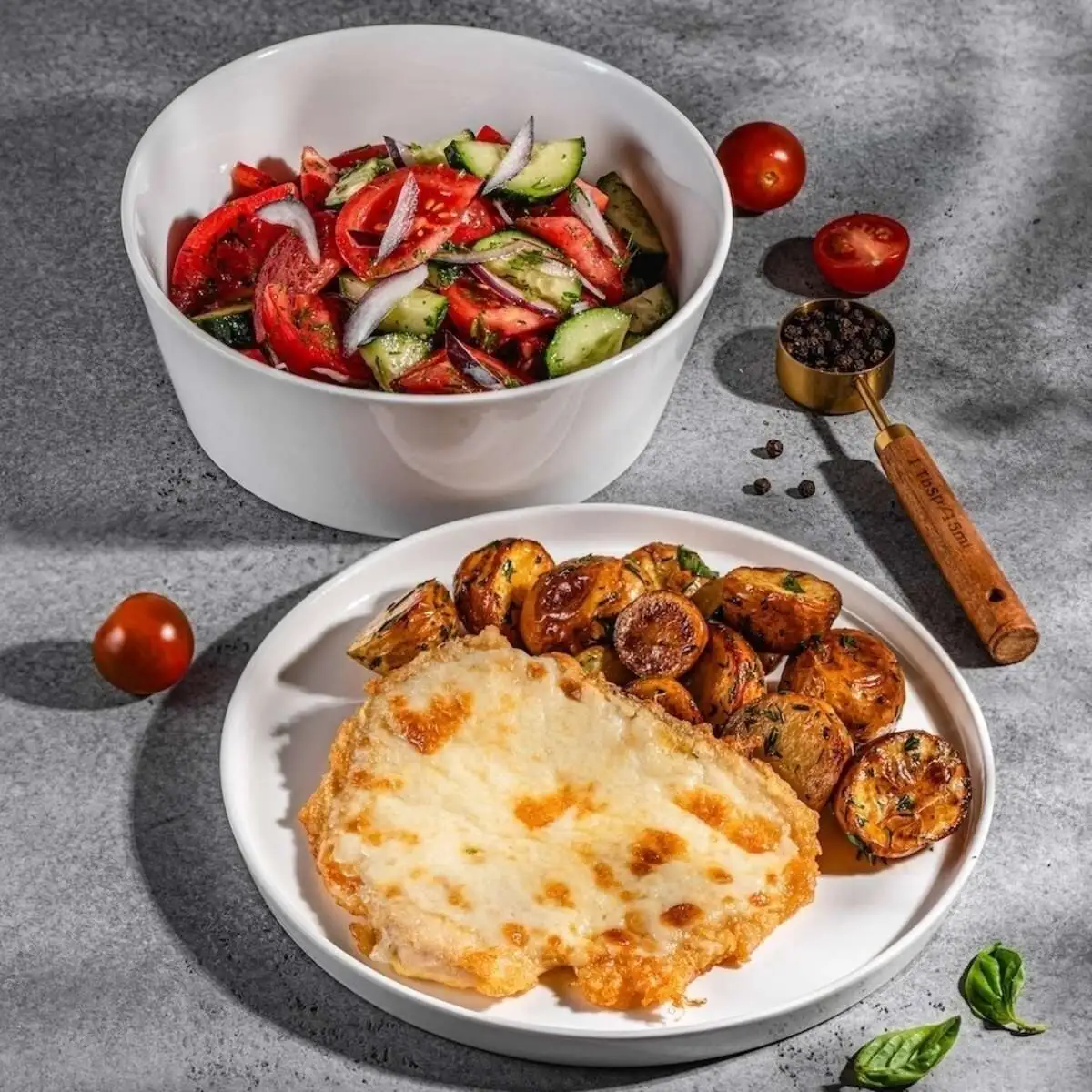 Отбивная с сыром, молодой картофель и салат из свежих овощей