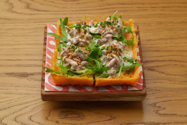 Пицца с лисичками и рукколой