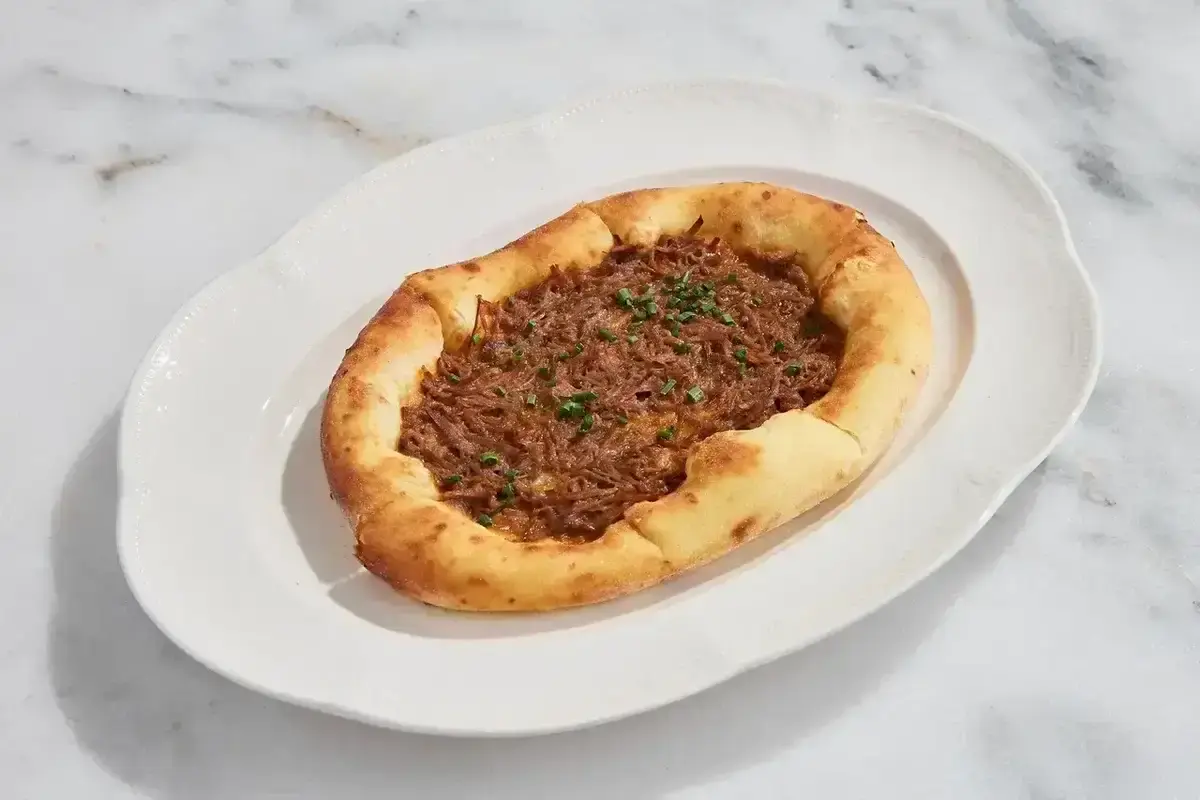 Большая лепешка с сыром и томлеными телячьми щеками 