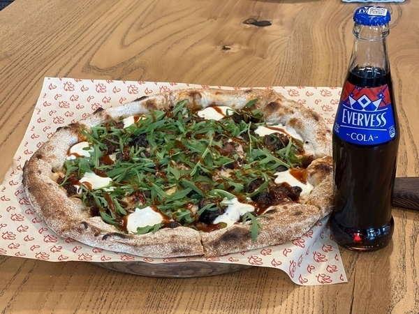 Пицца фирменная с брискетом + Evervess Cola в подарок