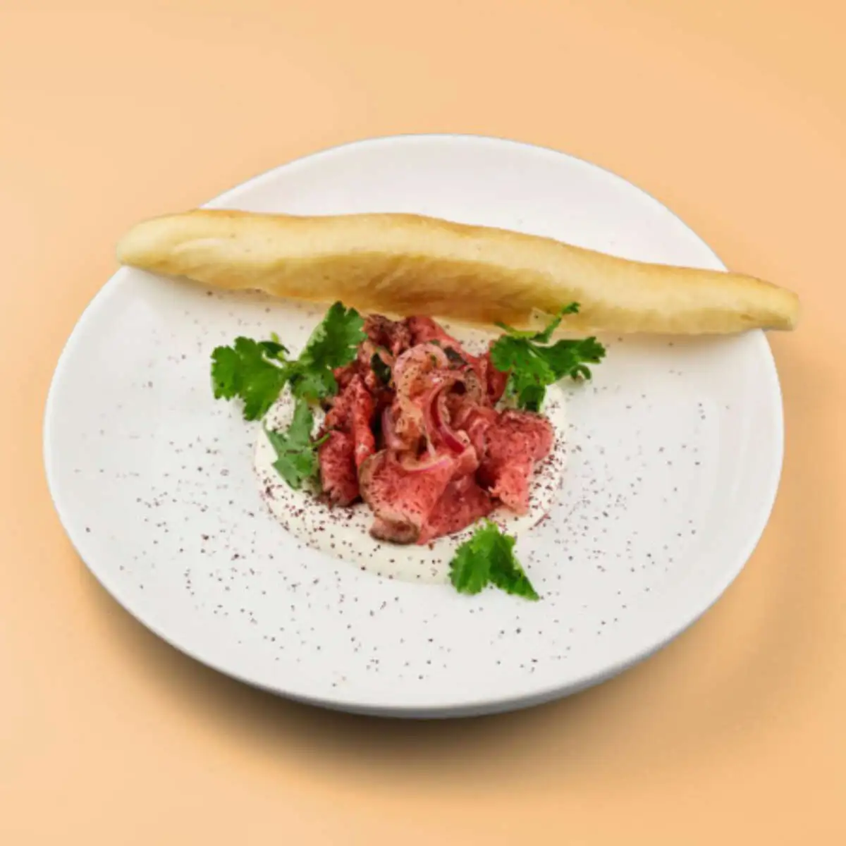 Ростбиф с маринованными  луком и сырным кремом 