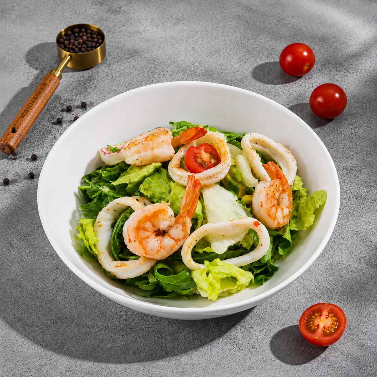 Салат с креветками и кальмаром
