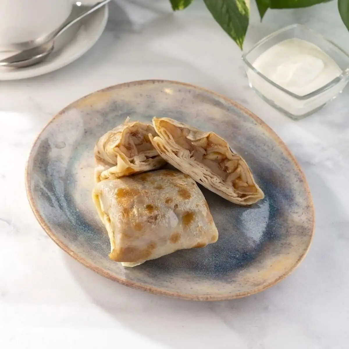 Блины с яблоками, корицей и сметаной