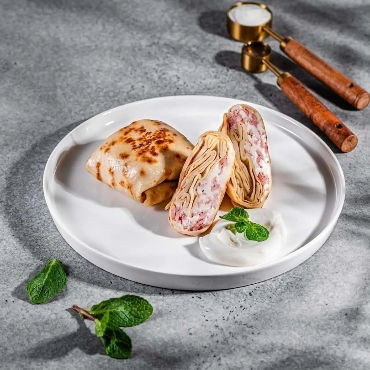 Блины с ветчиной, сыром и сметаной