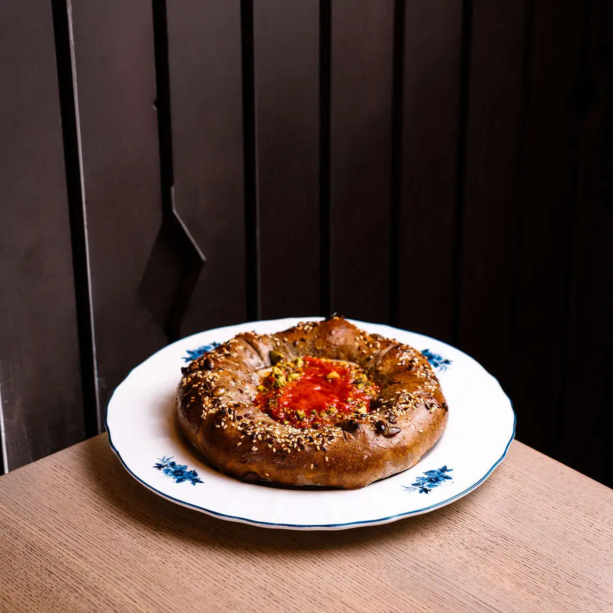 Круглый бородинский хачапури с сулугуни и спелыми томатами