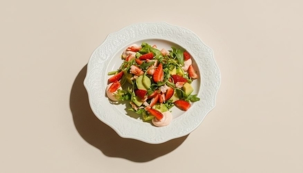 Салат с крабом и свежей клубникой