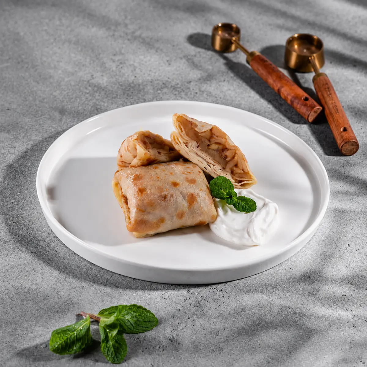 Блины с яблоками, корицей и сметаной