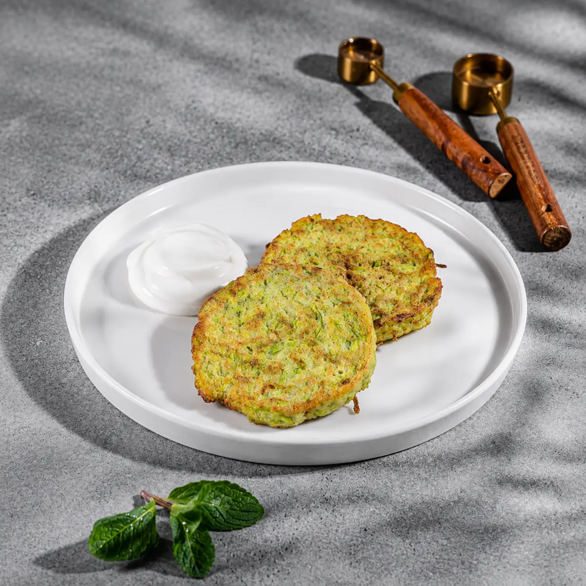 Оладьи кабачковые со сметаной