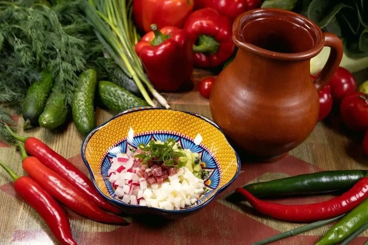Окрошка с копченым цыпленком и хреном на мацони