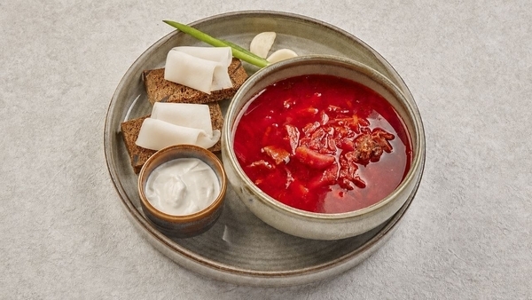 Борщ с салом и гренками 
