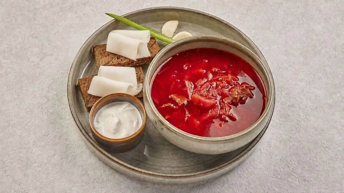 Борщ с салом и гренками