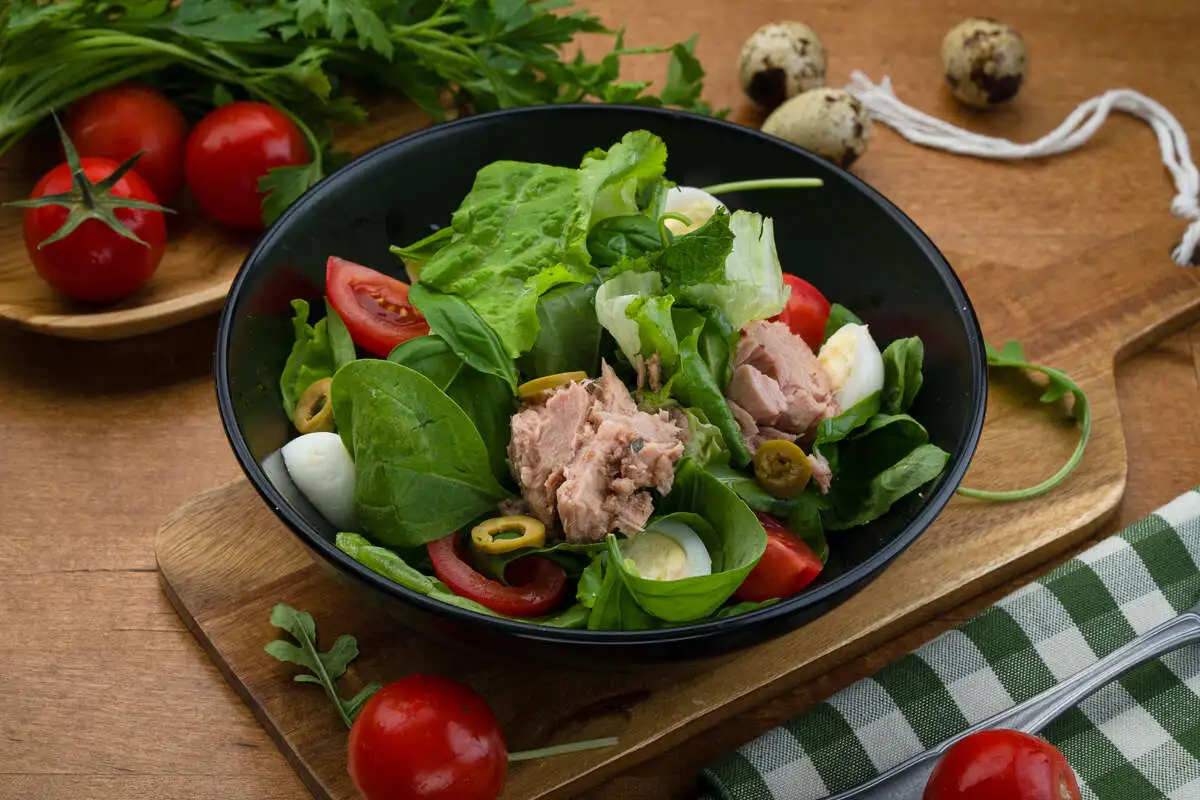 Салат с тунцом и миксом зелени