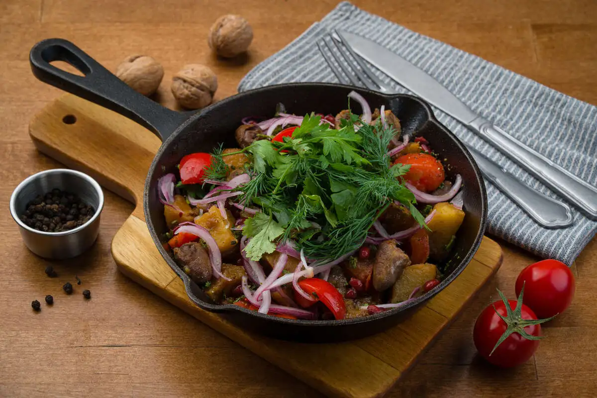 Сковородка "Оджахури с куриными сердечками и желудочками"