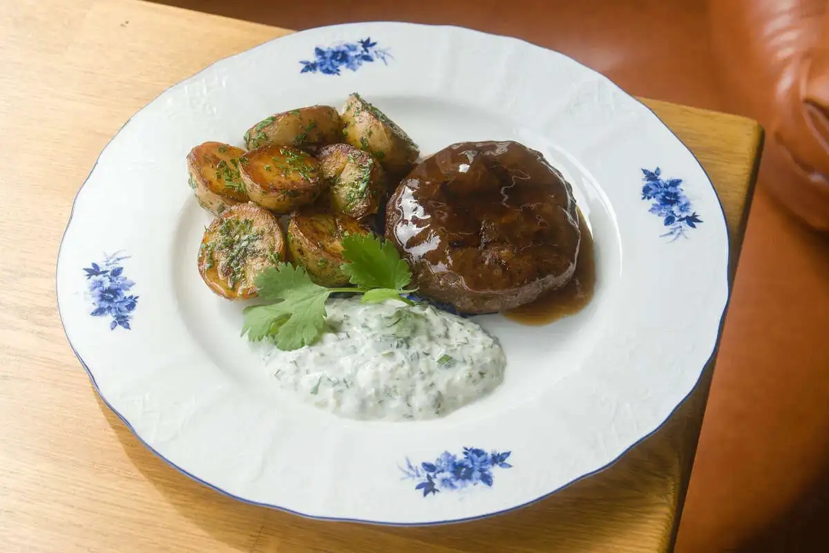 Котлета из ягненка с картоельным пюре и соусом дзадзыки