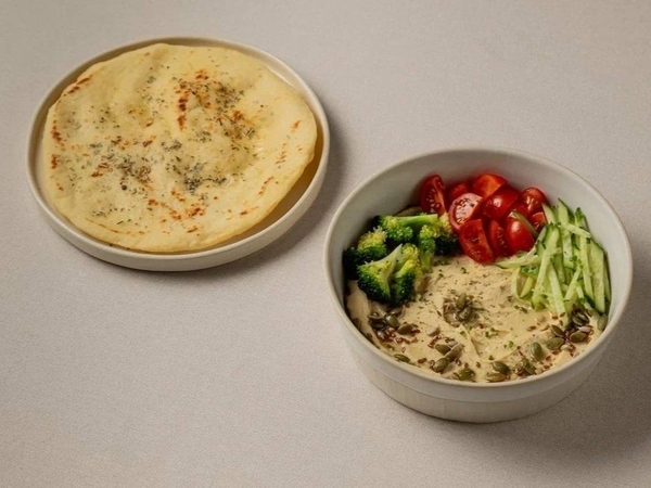 Хумус со свежими овощами и питой