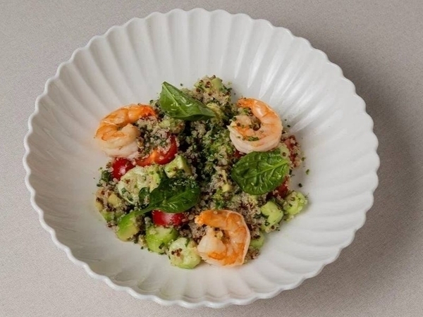 Киноа с креветками и овощами
