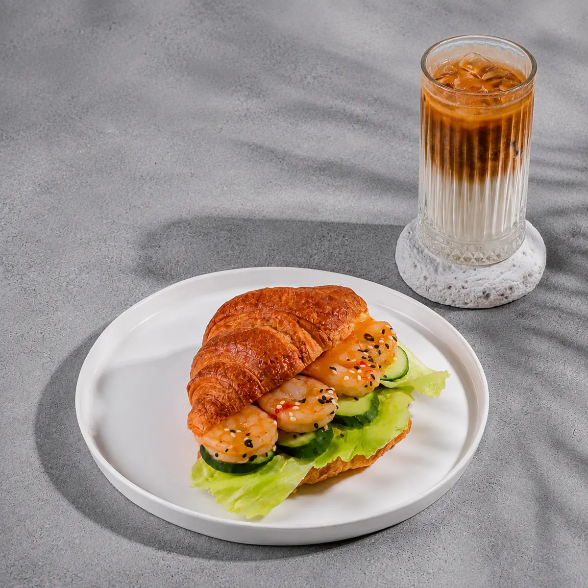 Круассан с креветками и Айс-латте