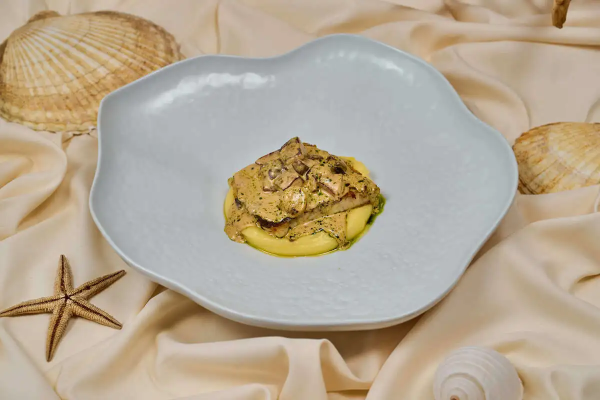 Филе муксуна с алигой и белыми грибами
