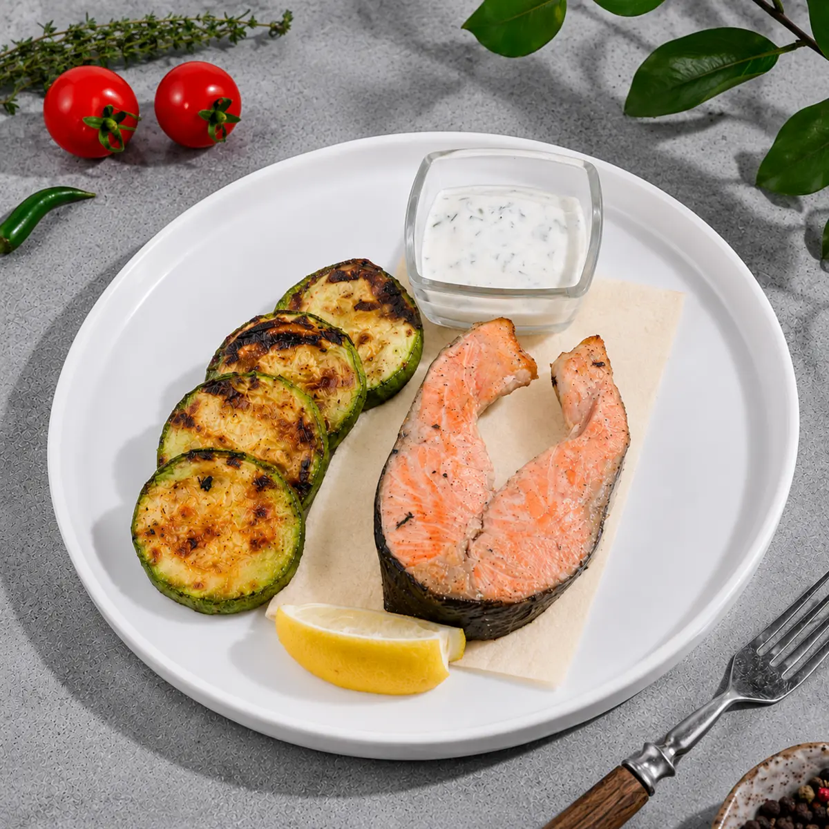 Стейк из форели с кабачками гриль