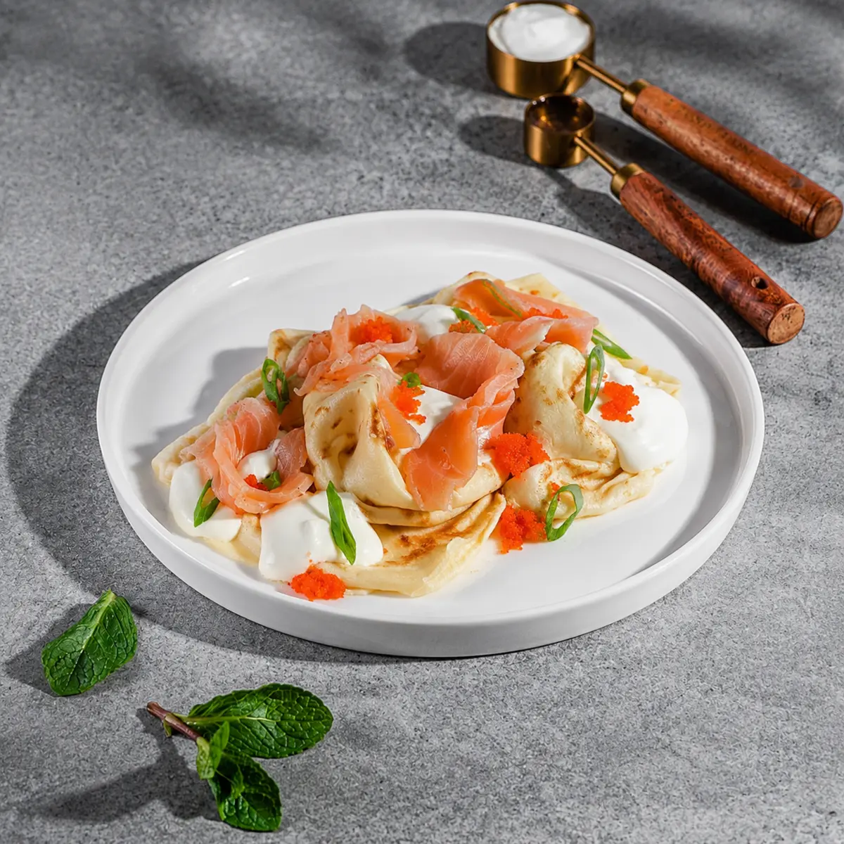 Блины с лососем и сырным соусом