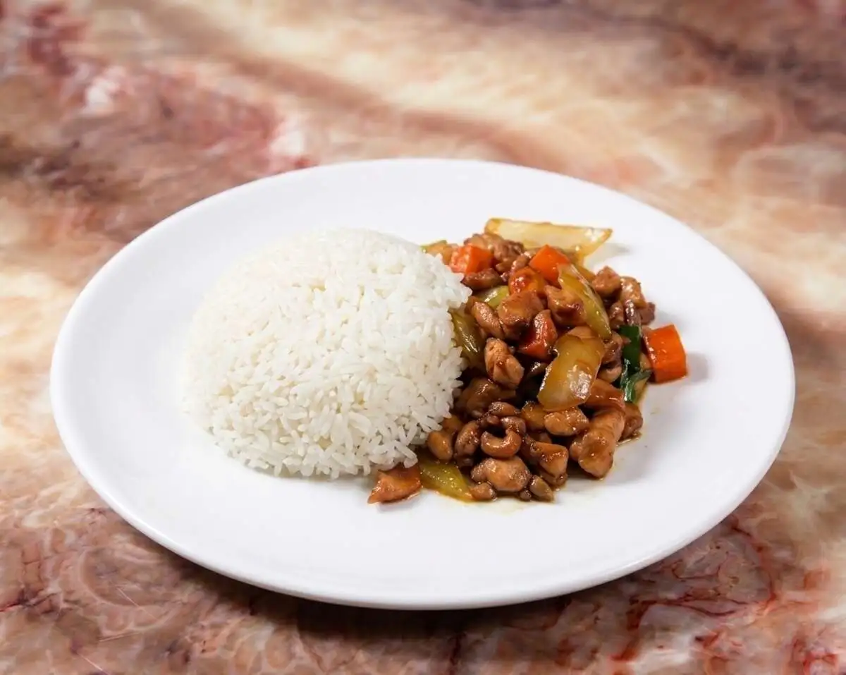 Жареные овощи с куриным филе 青椒时蔬炒鸡丁 