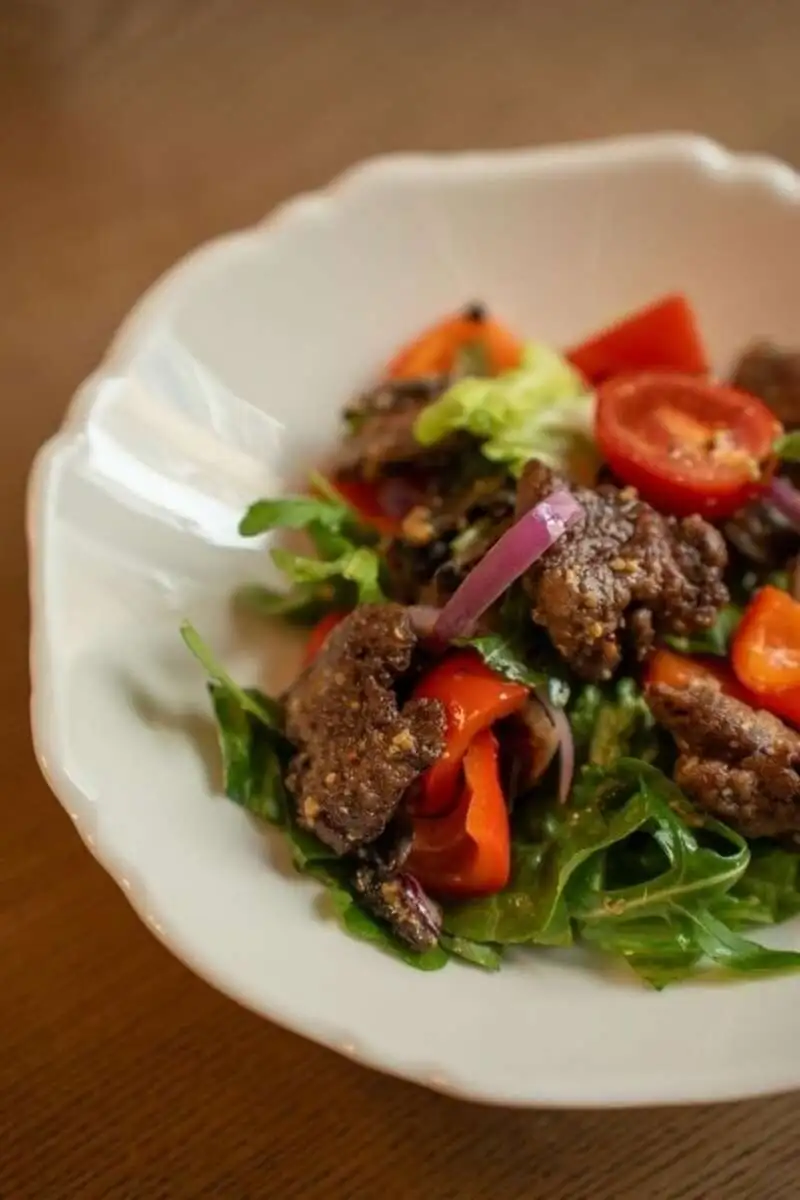 ЛАНЧ САЛАТ С КУРИНОЙ ПЕЧЕНЬЮ И ШАМПИНЬОНАМИ