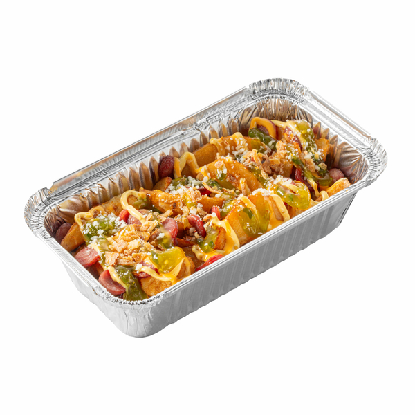 Картофельные дольки с колбасками, огуречным релишем и пармезаном