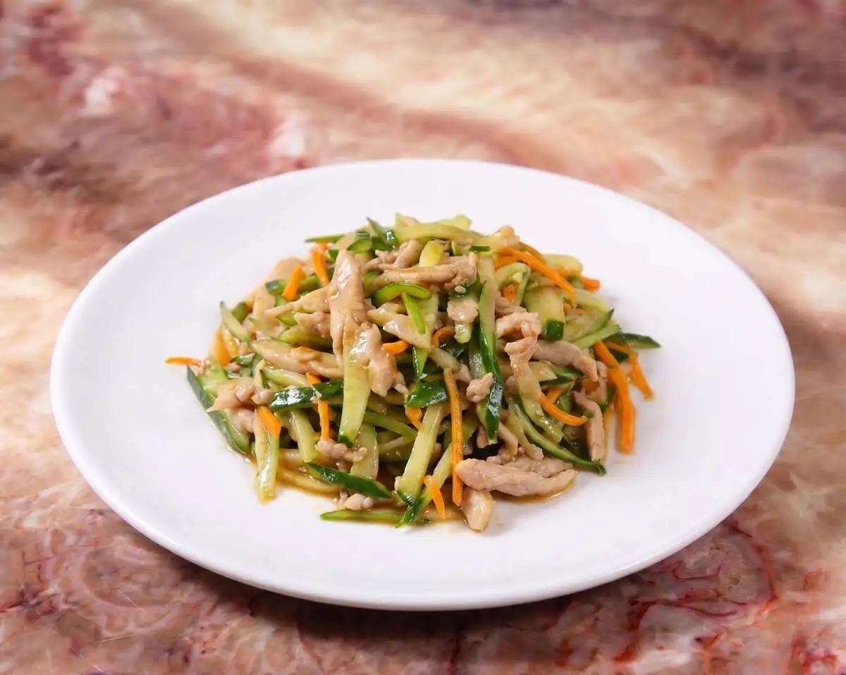 Салат куриный с огурцом  手撕鸡肉拌黄瓜 