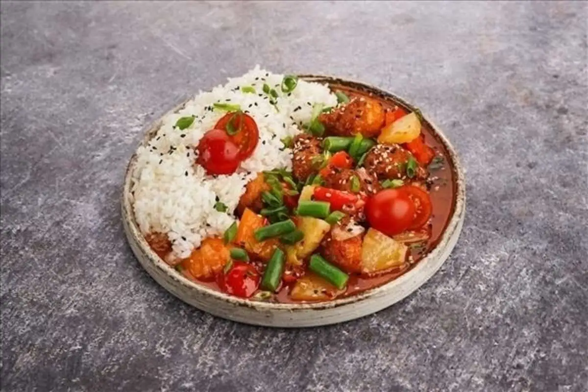 Курица в соусе чили с рисом