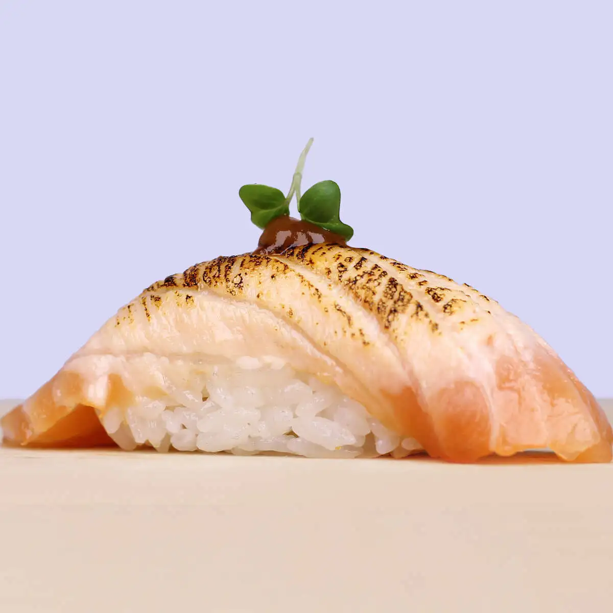 Sushi salmon tataki
