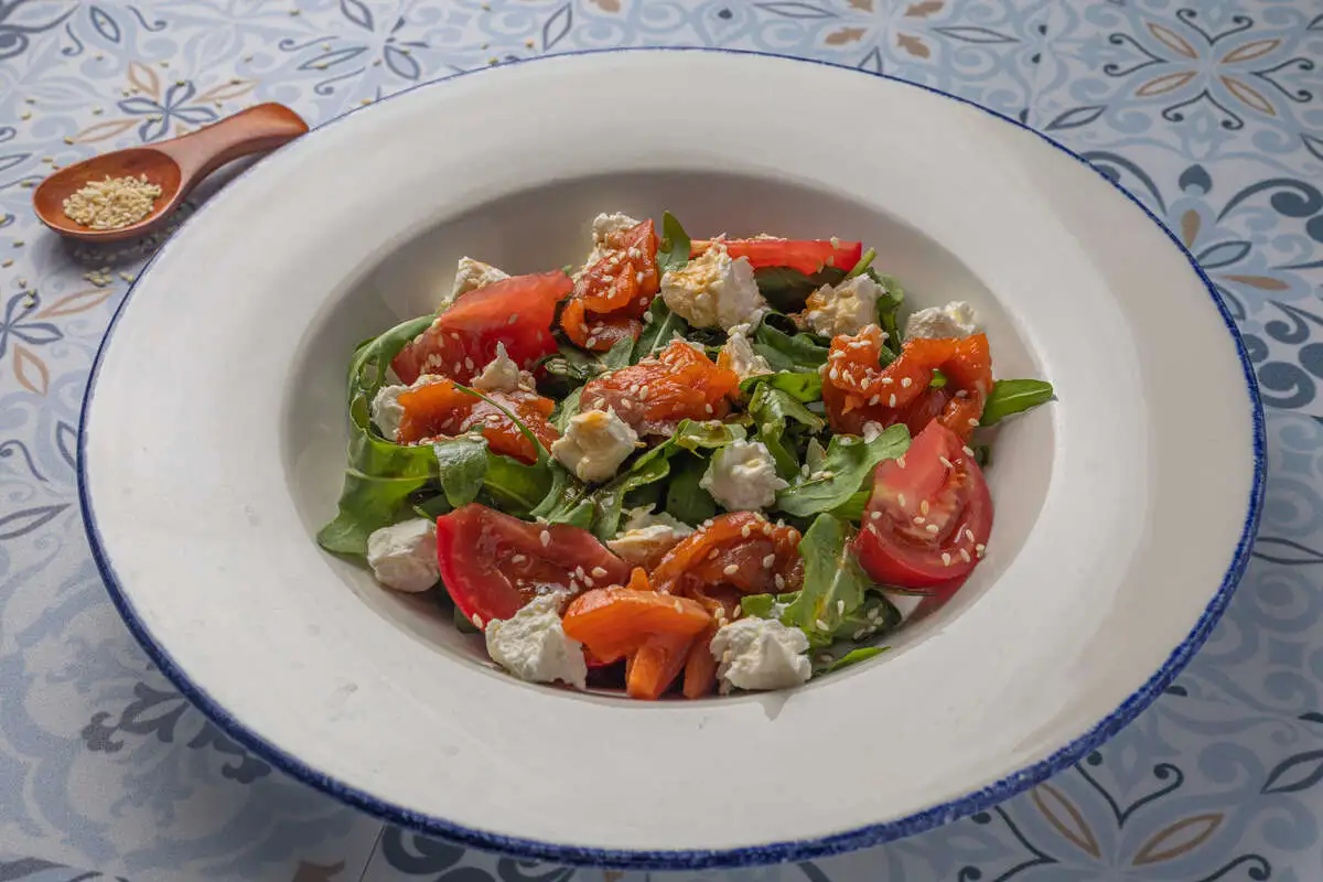Салат с рукколой и форелью