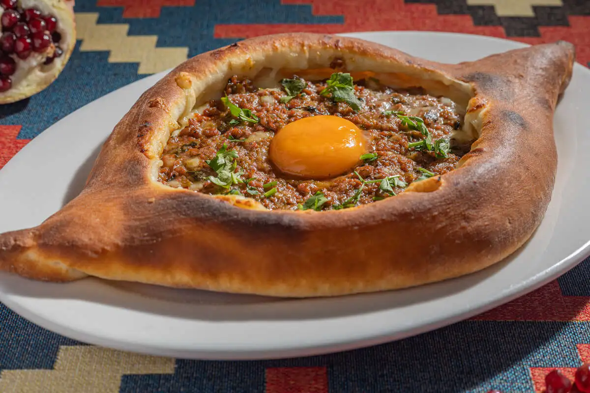 Хачапури по-аджарски с курицей