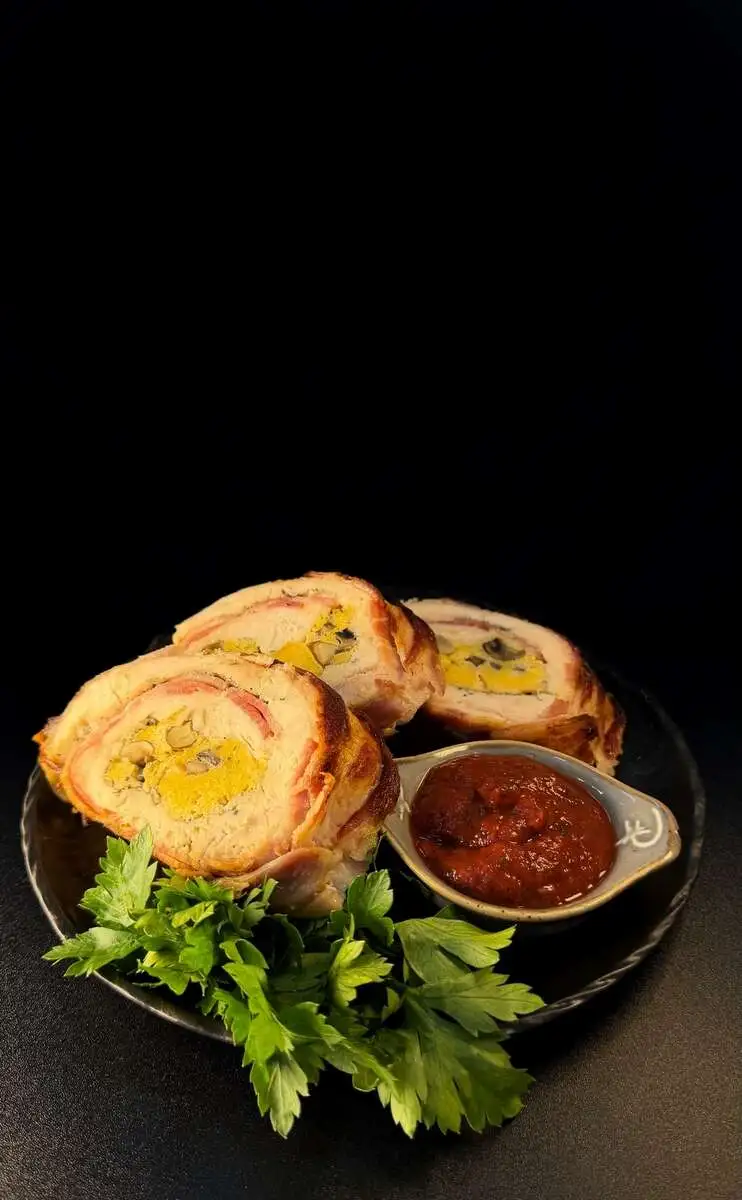 Рулет куриный с омлетом и грибами