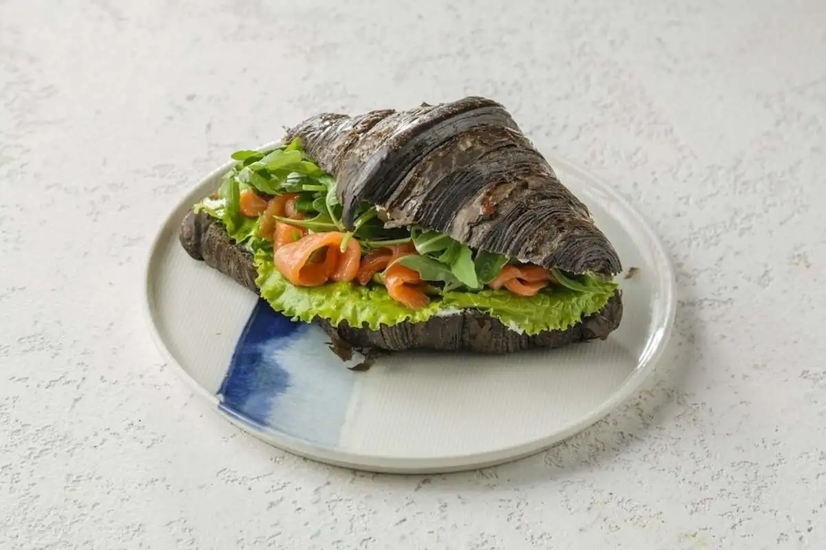 Сендвич черный круассан