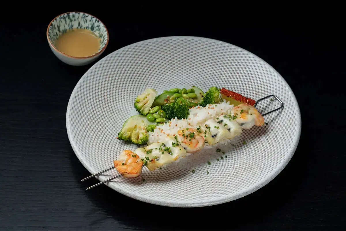 Якитори из морепродуктов с рисом и овощами