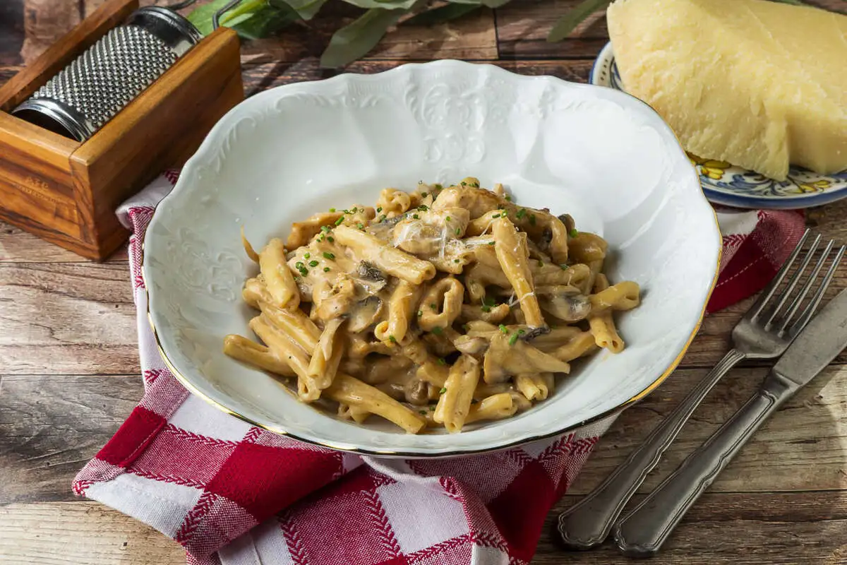 Казаречче с курицей и грибами