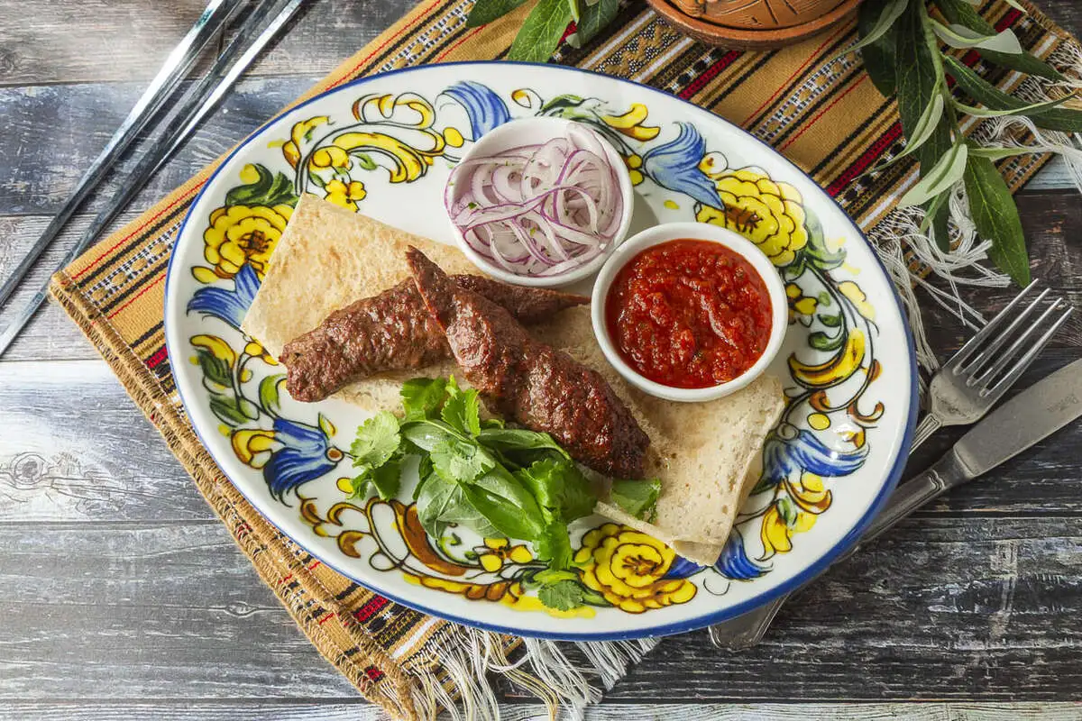 Люля из барнины с луком конфи