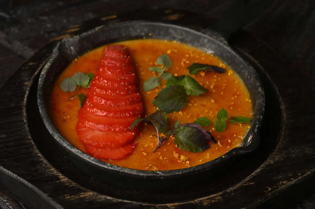 Крем брюле с апельсиновой цедрой и клубникой 150гр.