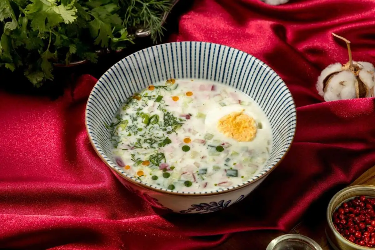 Окрошка с колбасой на кефире