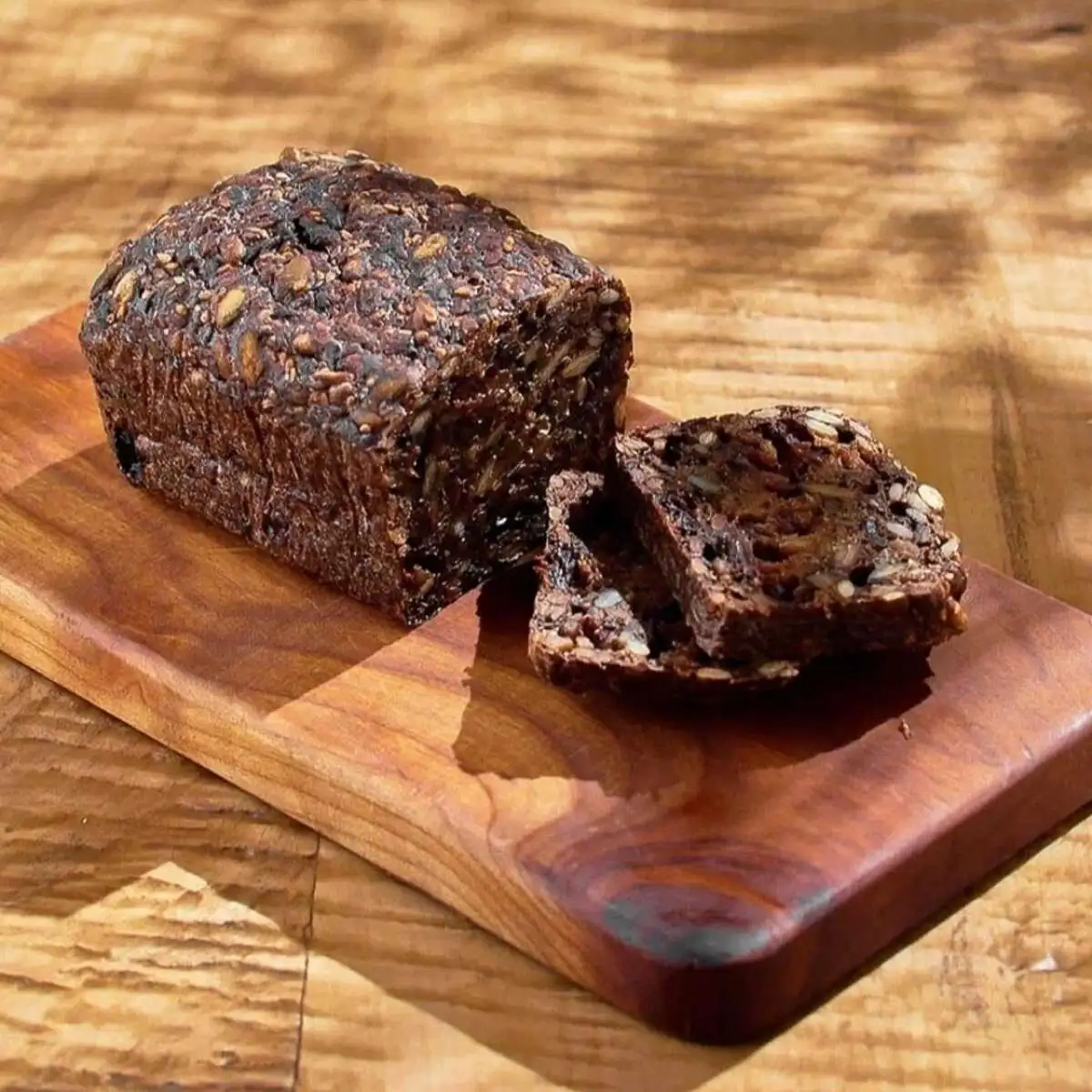 Целый пряный цельнозерновой хлеб