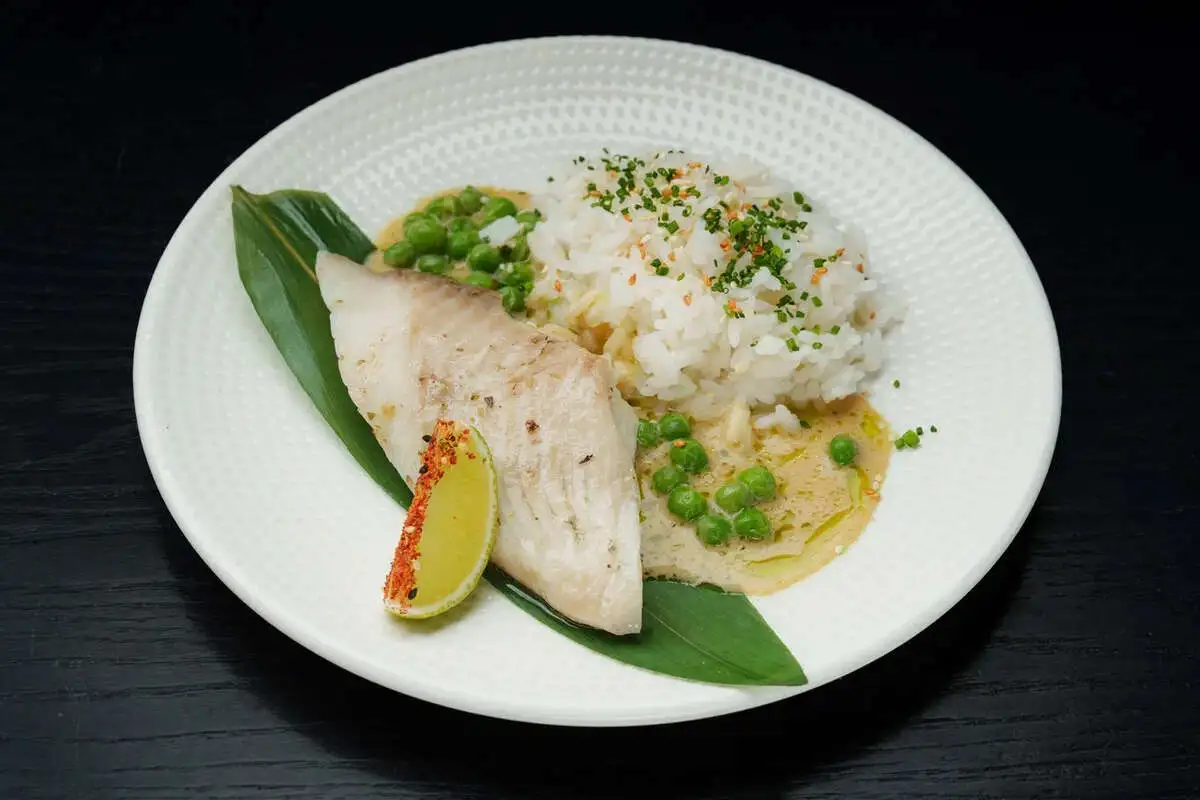 Морской окунь с рисом и сливочным соусом