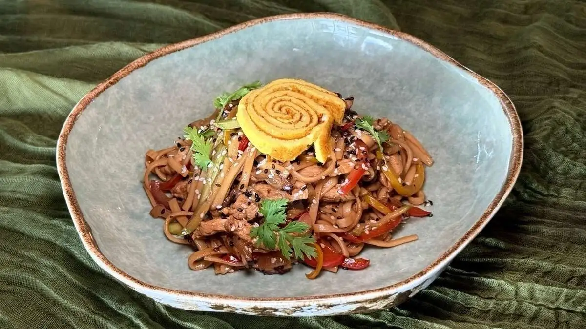 Лапша удон с куриным филе/Udon noodles with chicken fillet