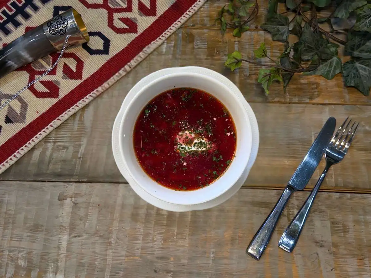 Борщ с говядиной и сметаной