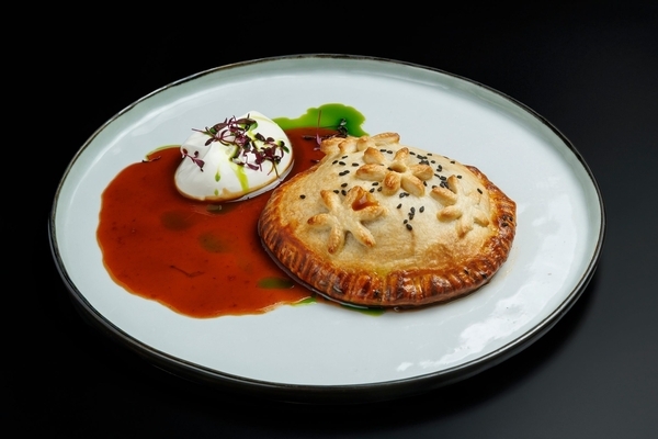 Пирог с томленой щекой и грибами