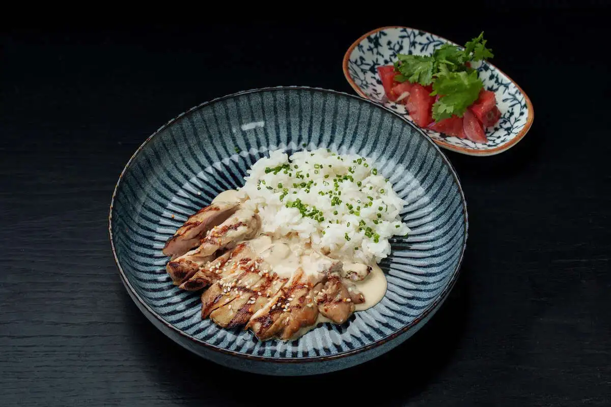 Куриное бедро с рисом и имбирным соусом