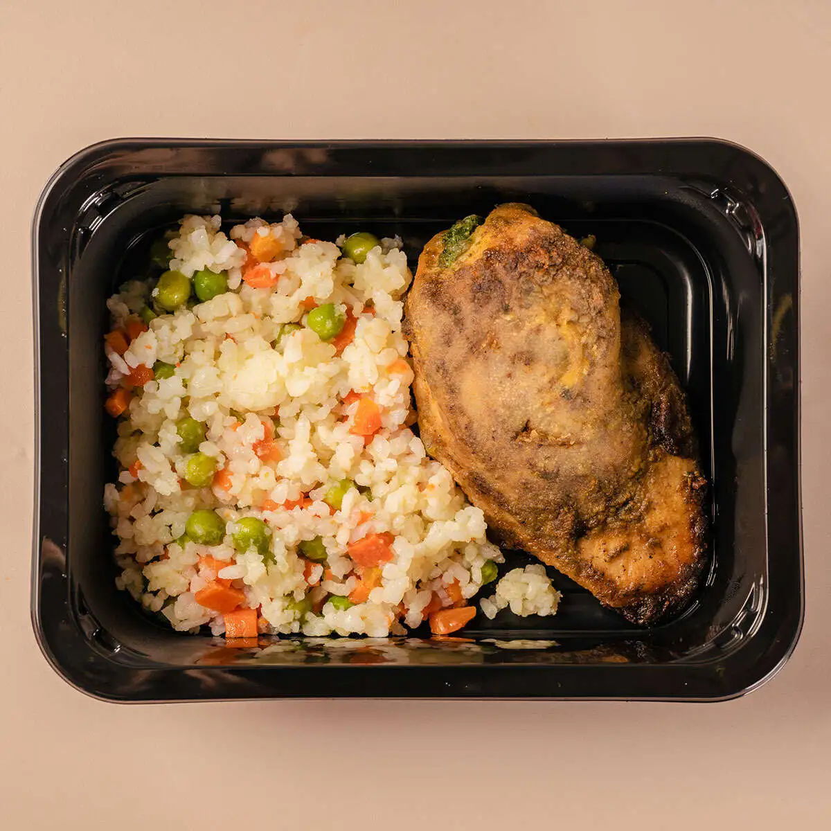 Филе куриное со сливочно-шпинатной начинкой и рисом с овощами